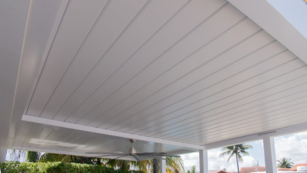 pergola with gapless louvered roof: 100% Rain protection by Azenco