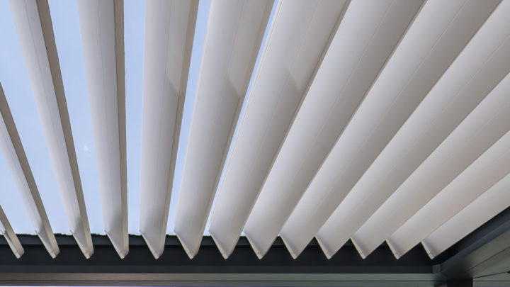 Voice activated pergola louvered roof - azenco
