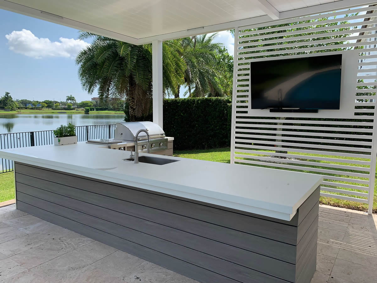 Residential covered outdoor bar in Florida