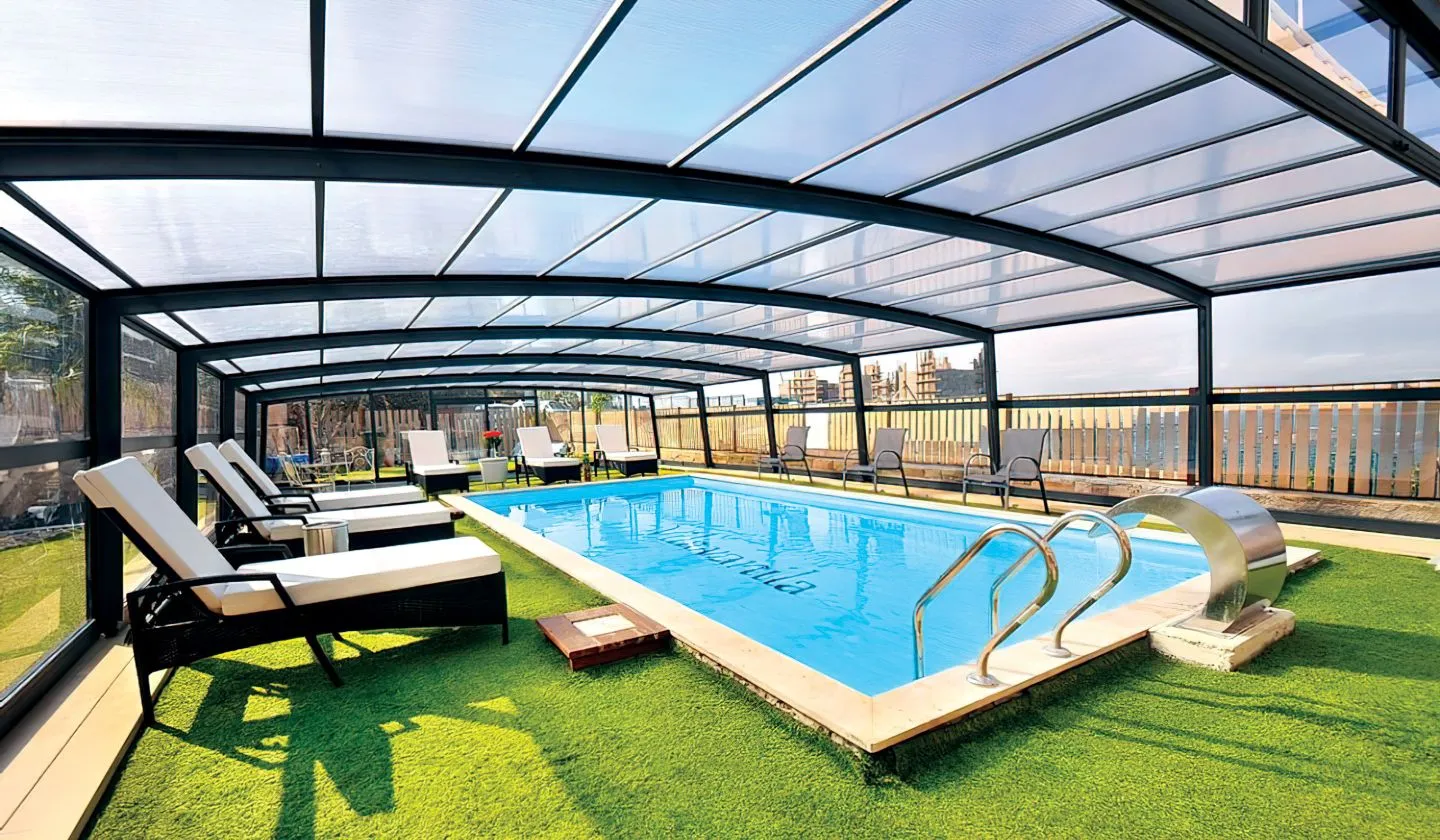 R Design pool enclosure by Azenco