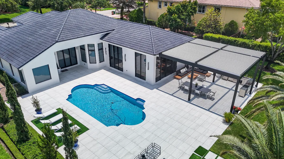 Internoscia Residence showcasing SYZYGY Global's award-winning residential pergola with sophisticated outdoor living design.
