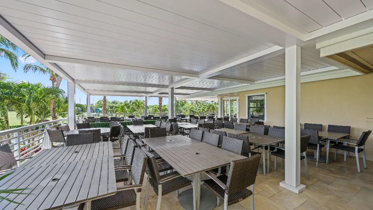 Jonathan’s Landing’s outdoor dining area with SYZYGY Global’s motorized pergola, offering shade, comfort, and year-round usability.