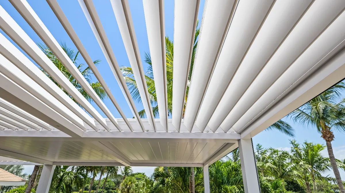 Close-up of SYZYGY Global’s motorized pergola louvers at Jonathan’s Landing, showcasing adjustable shade and sleek design.